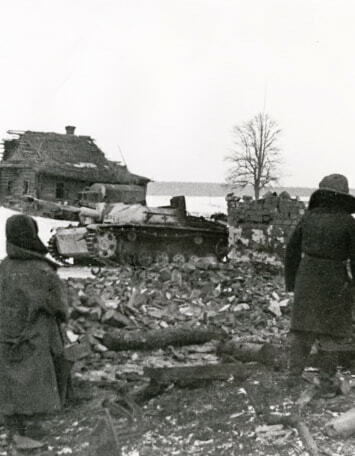 Жители одной из деревень Белорусской ССР около сожженых гитлеровцами домов. Белорусская ССР, 1944 г. собрание Гцмсир 