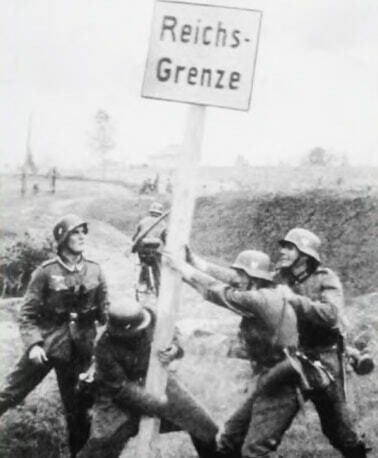 Немецкие солдаты демонстрируют пограничный столб на границе с Чехословакией в ходе аннексии Судетской области. Октябрь 1938 г. собрание Гцмсир 