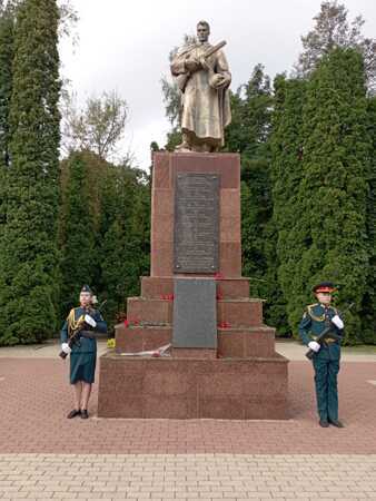 8. Памятник Героям