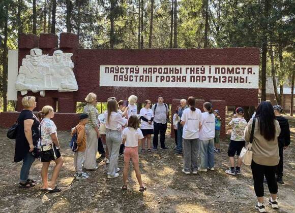 На поляне возле музея партизанской славы